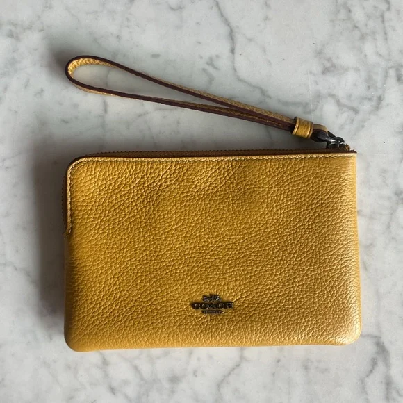 Coach x Peanuts Wristlet with Snoopy Present Motif - Picture 3 of 8